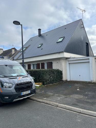 Nous avons réalisé une surélévation afin de créer quatre nouvelles pièces de vie, avec une ossature bois et une couverture en ardoise. Pose de cinq fenêtres de toit Velux, d’une cheminée Poujoulat, de gouttières en zinc,  bardage ardoise sur le