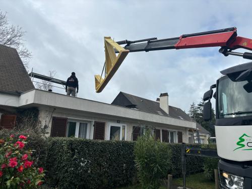 Nous avons réalisé une surélévation afin de créer quatre nouvelles pièces de vie, avec une ossature bois et une couverture en ardoise. Pose de cinq fenêtres de toit Velux, d’une cheminée Poujoulat, de gouttières en zinc,  bardage ardoise sur le