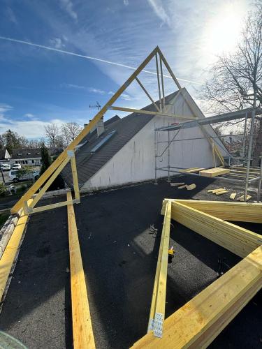 Nous avons réalisé une surélévation afin de créer quatre nouvelles pièces de vie, avec une ossature bois et une couverture en ardoise. Pose de cinq fenêtres de toit Velux, d’une cheminée Poujoulat, de gouttières en zinc,  bardage ardoise sur le