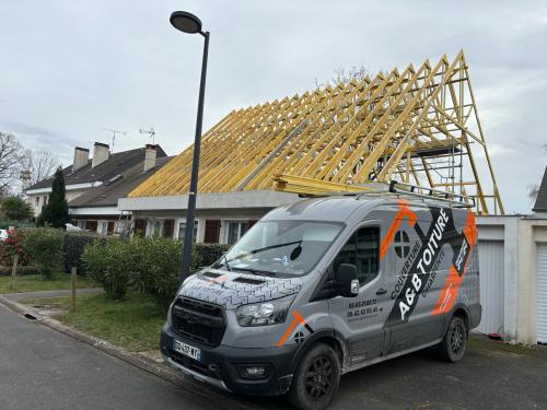 Nous avons réalisé une surélévation afin de créer quatre nouvelles pièces de vie, avec une ossature bois et une couverture en ardoise. Pose de cinq fenêtres de toit Velux, d’une cheminée Poujoulat, de gouttières en zinc,  bardage ardoise sur le